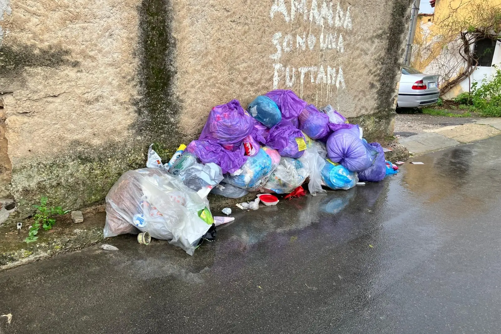 Quartucciu, rifiuti abbandonati a Sant'Isidoro (foto Francesca Melis)