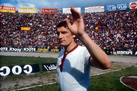 Gigi Riva con la maglia del Cagliari in una foto d'archivio. ANSA