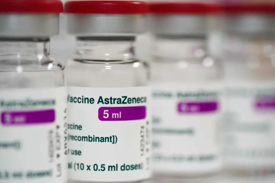 Il vaccino AstraZeneca (foto Ansa/Epa)