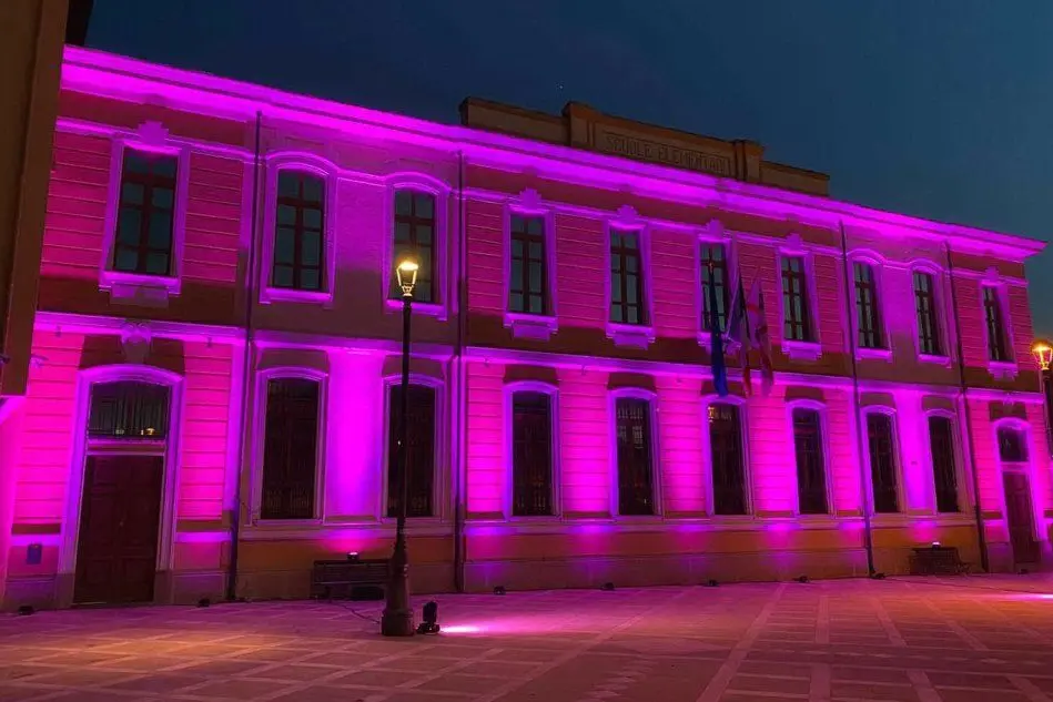 Il municipio illuminao di rosa (Foto A.Pintori)