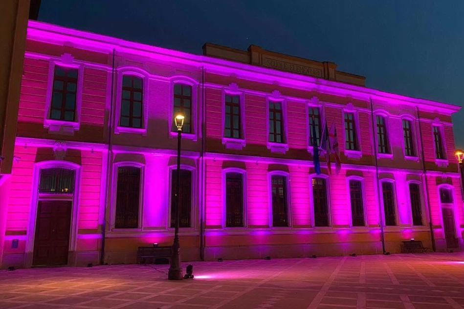 San Gavino, municipio in rosa a sostegno della lotta contro il tumore al seno