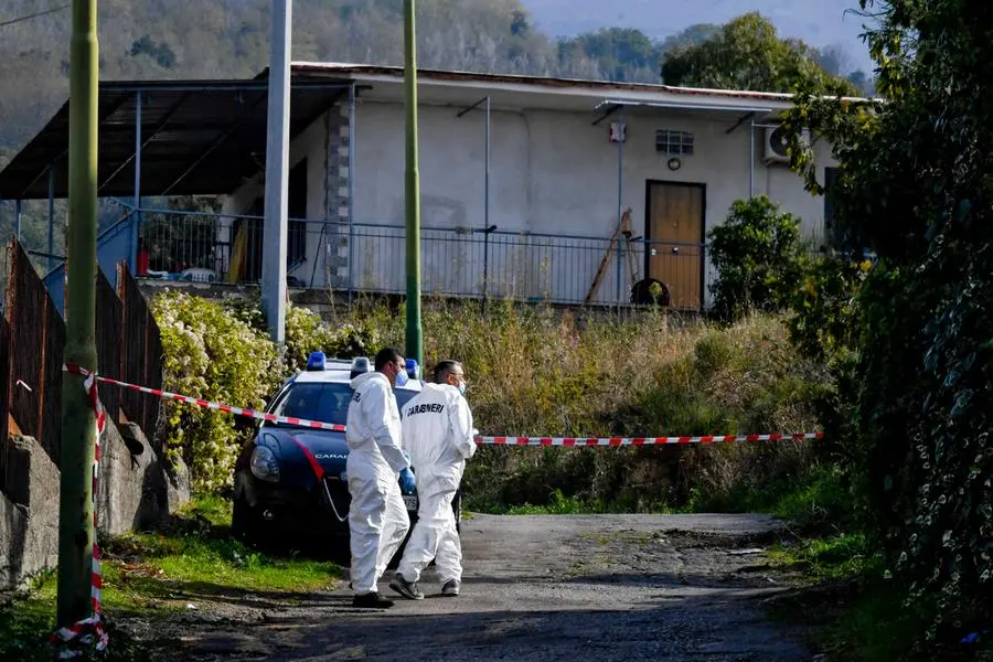 Carabinieri e specialisti del reparto della Scientifica\u00A0sul luogo del duplice omicidio (Ansa - Fusco)