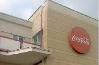 Lo stabilimento della Coca Cola a Elmas