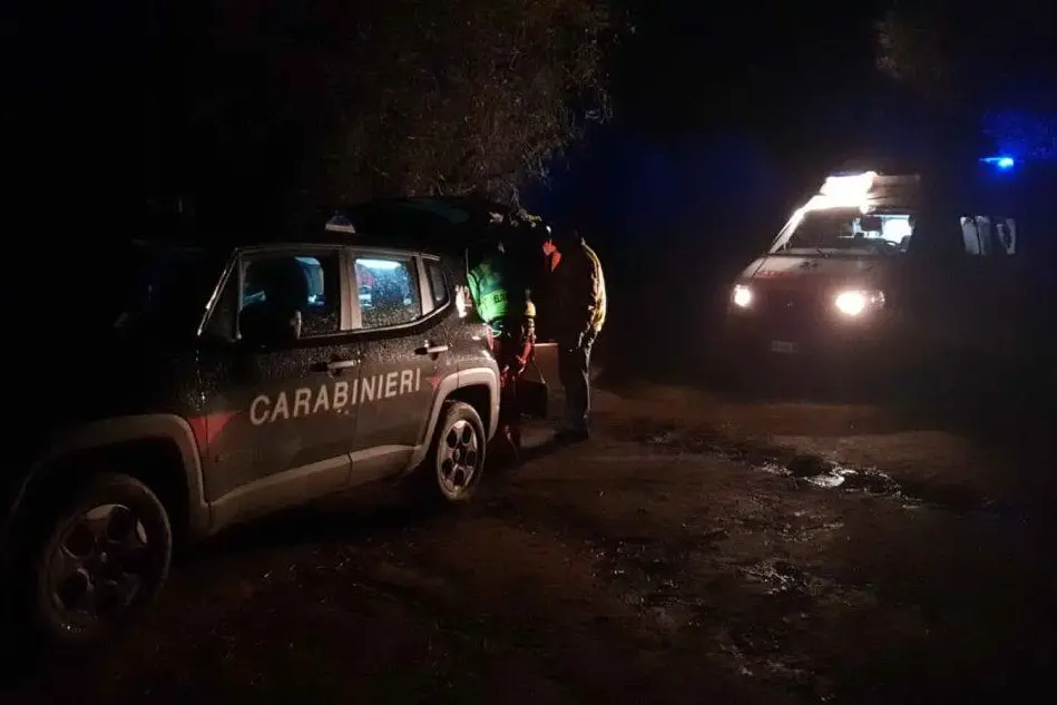 I carabinieri sul luogo dell'incidente (foto L'Unione Sarda)