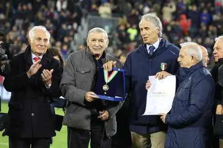 Gigi Riva premiato da Giovanni Malagò con il Collare d'Oro al merito sportivo al Sant'Elia