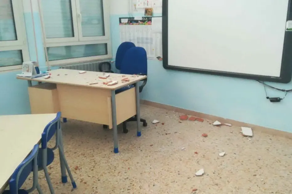 Il crollo nell'aula della seconda elementare di Marrubiu (foto Pintori)