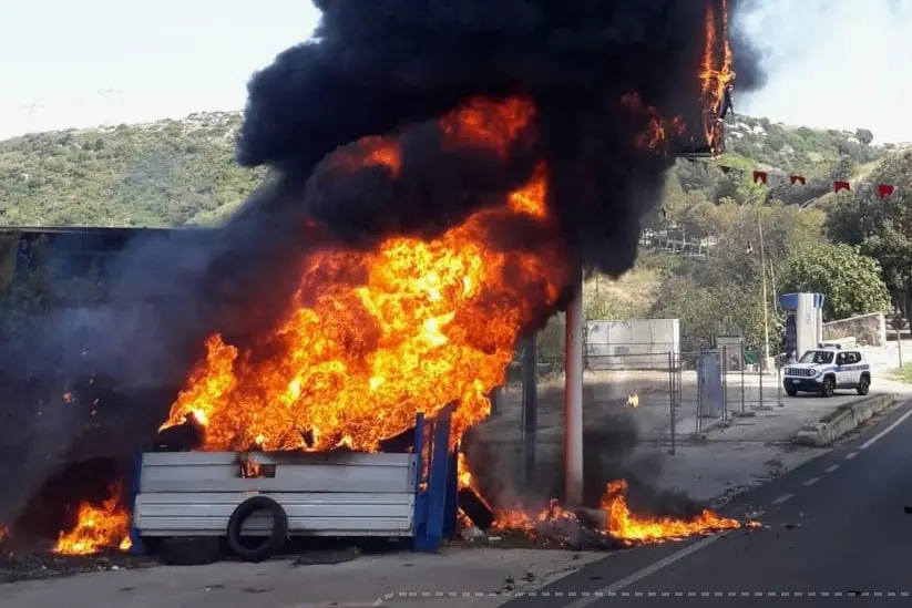 Gli pneumatici in fiamme accanto al distributore di Ittiri