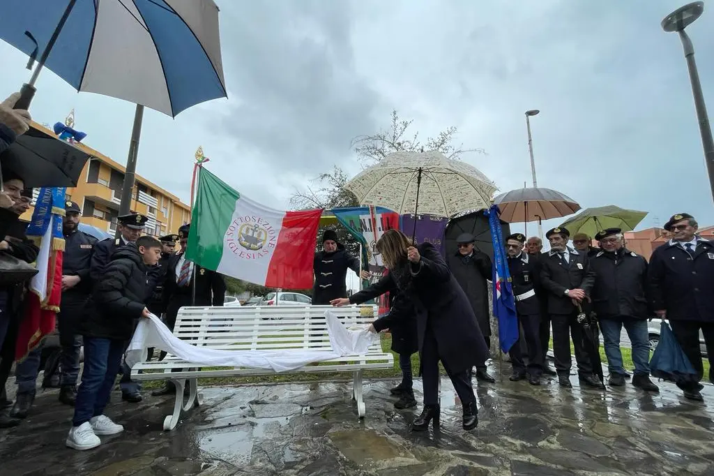 La cerimonia in cui è stata scoperta a Quartu la panchina bianca intitolata ai due agenti morti nel 1976 (archivio L'Unione Sarda)