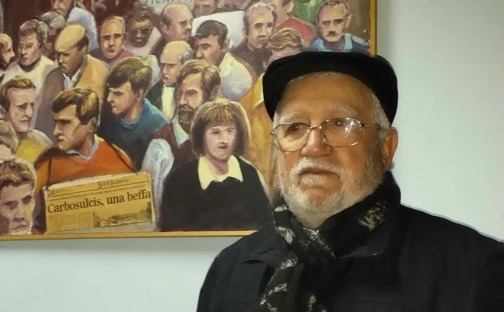 Ielmo Cara con il suo quadro a L'Unione Sarda
