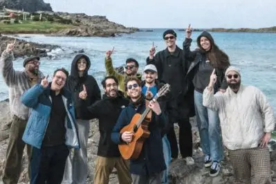 Il gruppo di artisti Rais a Stintino (foto concessa)