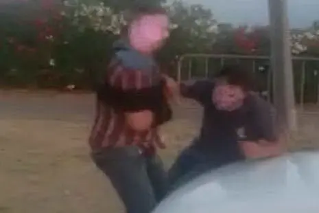 Un fotogramma del video con il pestaggio