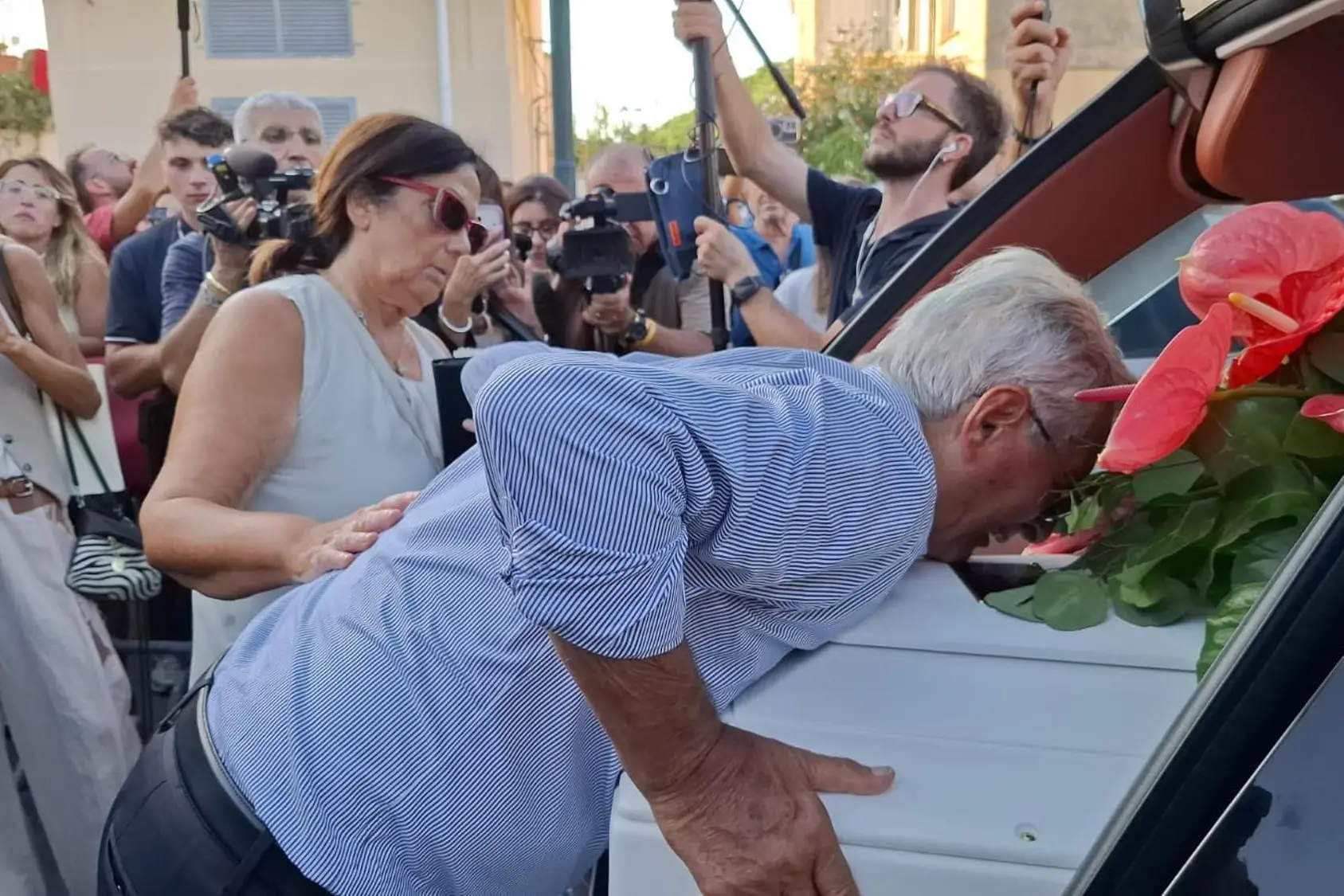 Franco, il padre di Lorena Isceri, con accanto la madre Antonietta, bacia il feretro durante i funerali (Ansa)