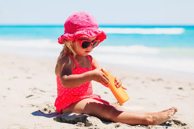 Una bambina in spiaggia (immagine simbolo, foto Ansa)