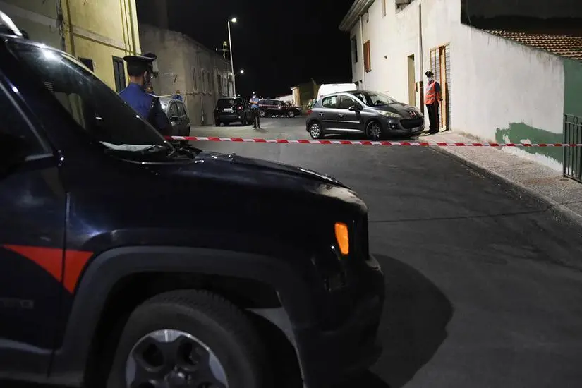 I carabinieri davanti al garage dove è stato trovato l'uomo (foto L'Unione Sarda - Calvi)