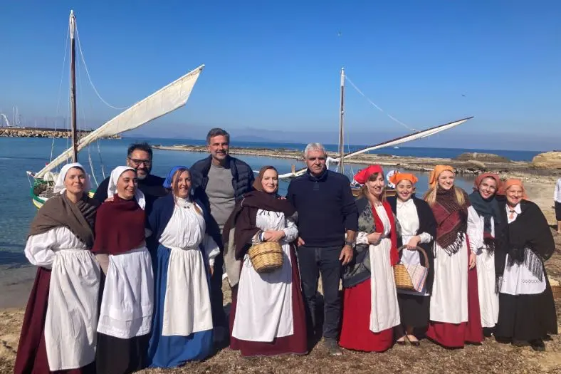 Beppe Convertini con i gruppi Assovela ed Etnos (foto Pala)
