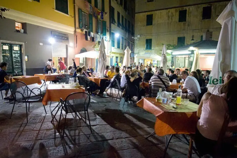 La movida in piazza Lavagna, a Genova