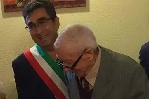 Il sindaco Matteo Aledda con un centenario