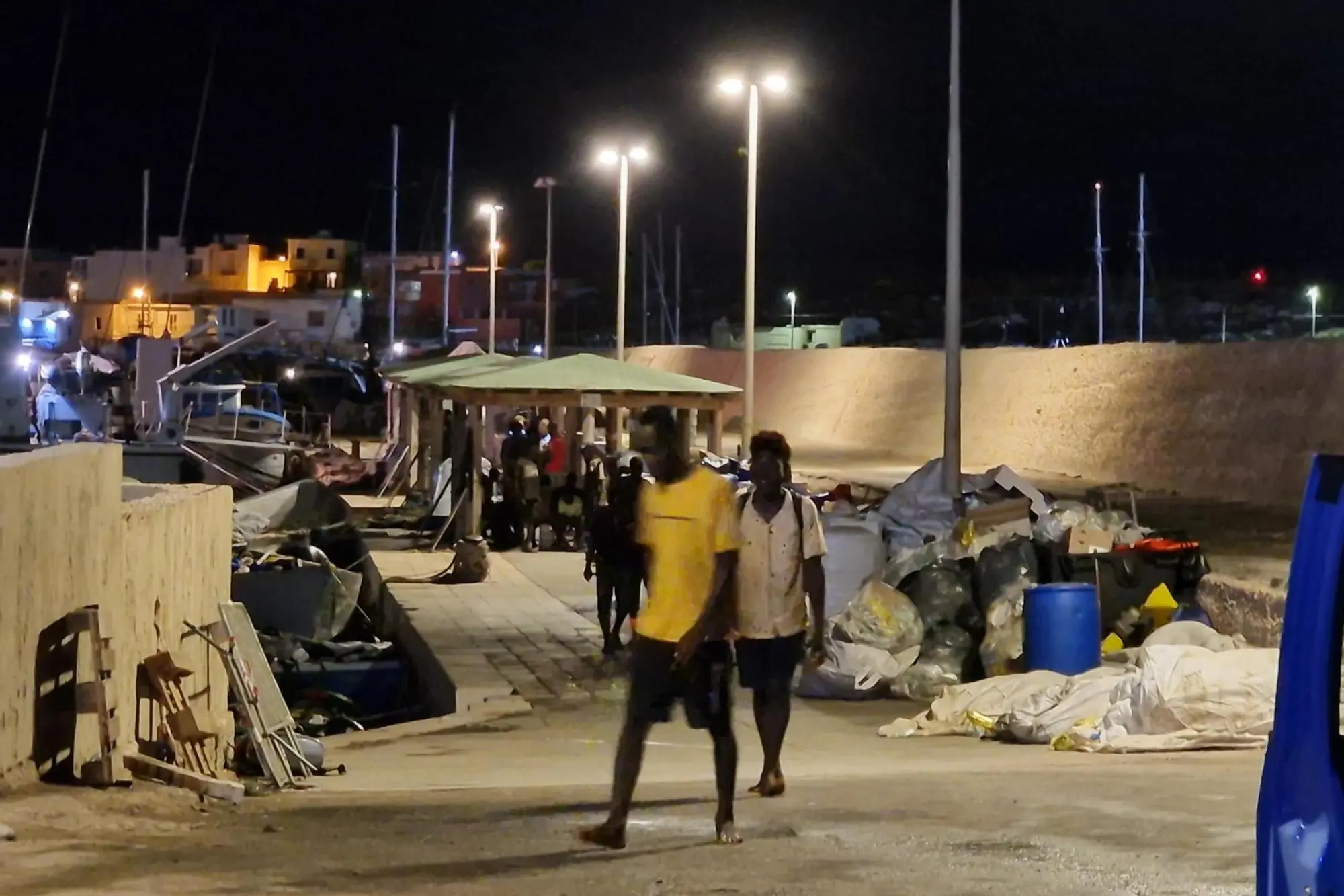 Migranti a Lampedusa (Ansa)