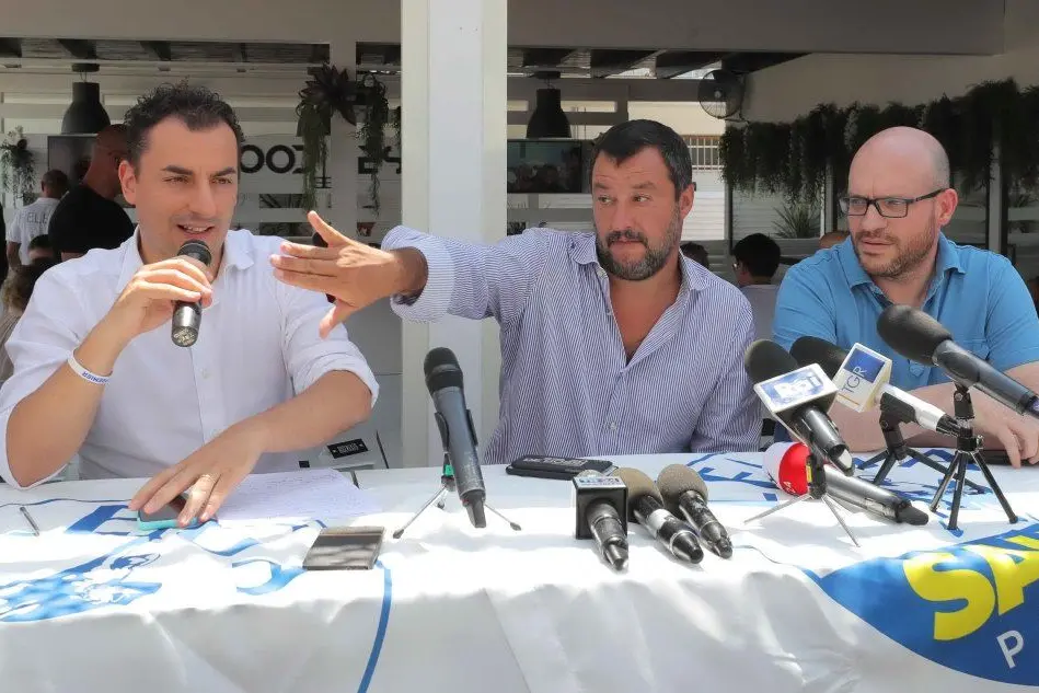Salvini in conferenza stampa al Papeete Beach di Milano Marittima (Ansa)