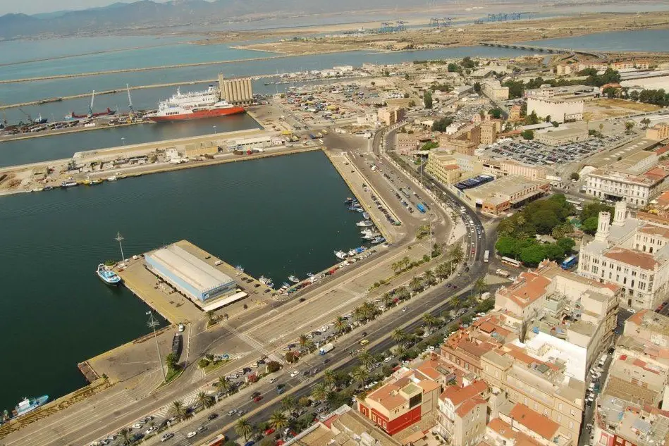 Cagliari dall'alto di un elicottero (foto d'archivio)