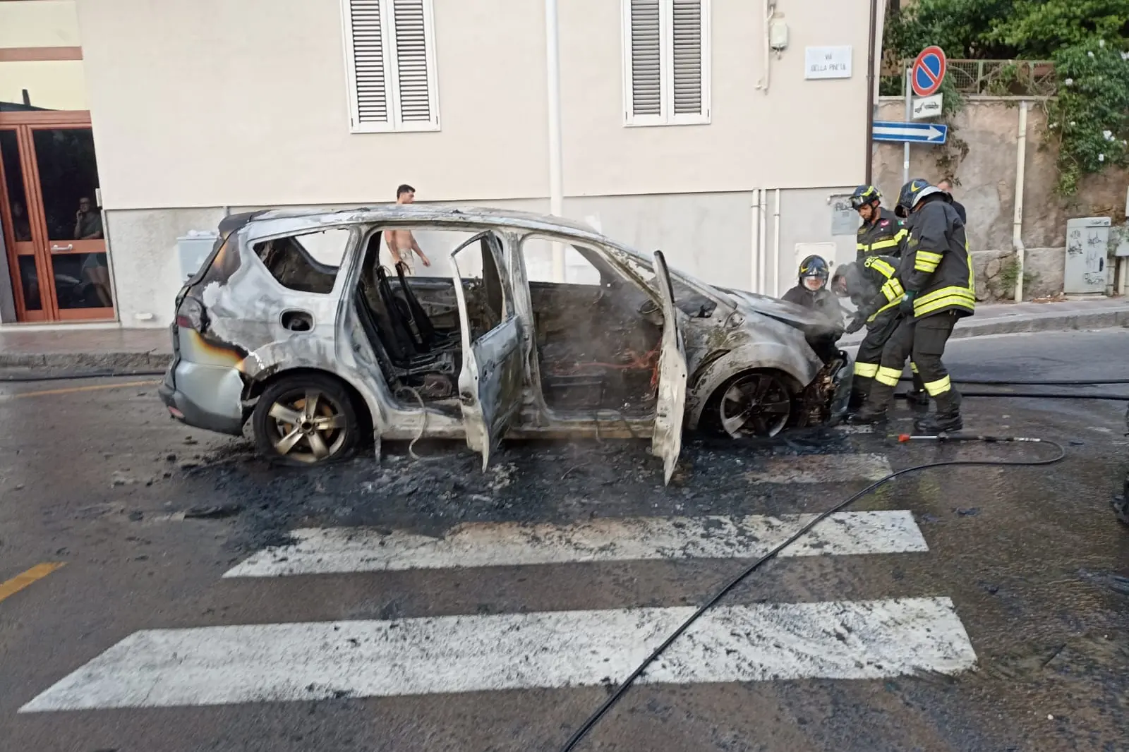 L'auto distrutta dal fuoco in via della Pineta  (Giuseppe Ungari)