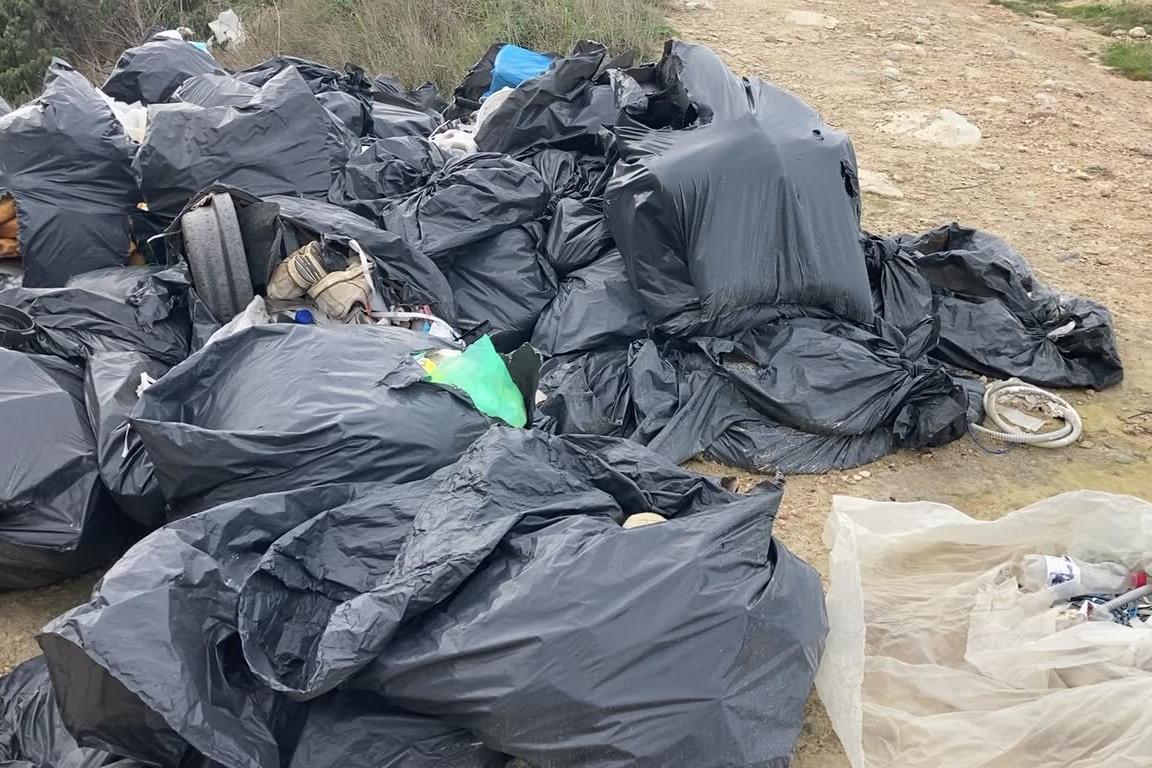 Porto Torres: sul litorale una maxi-discarica satura di rifiuti speciali