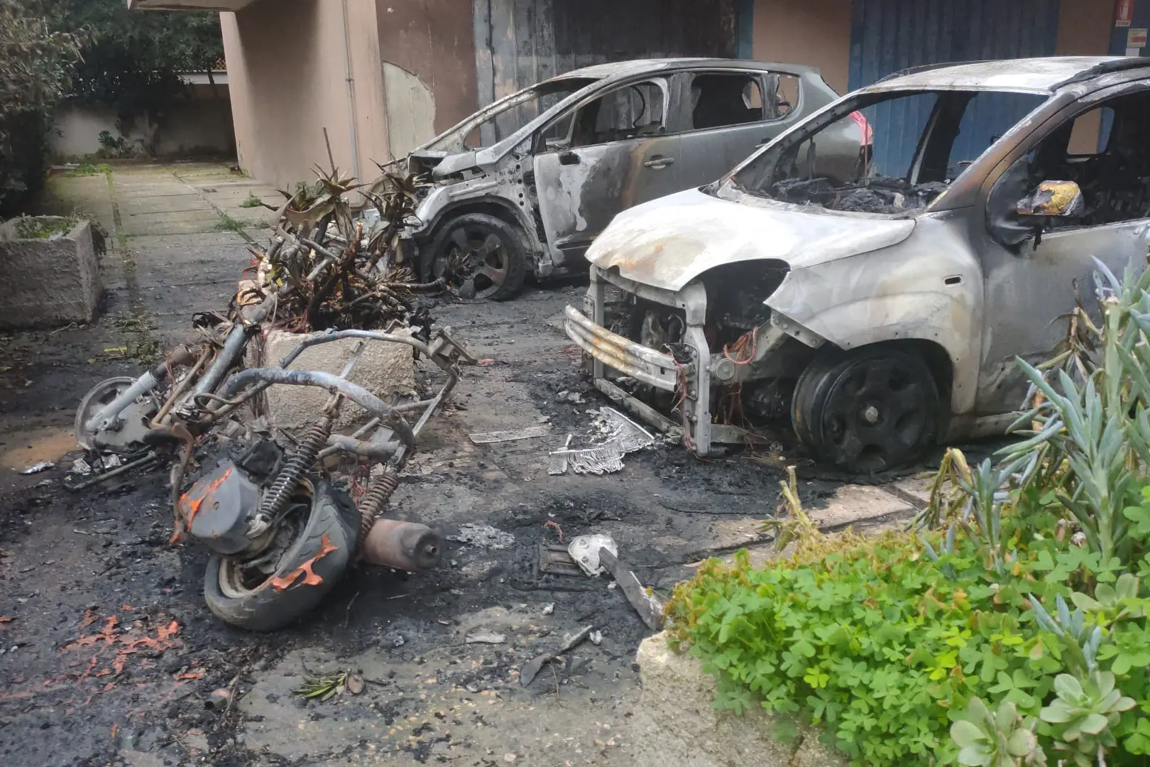 La carcassa dello scooter dopo il rogo