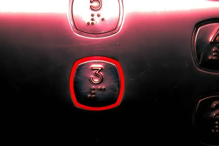 La pulsantiera di un ascensore (foto Pixabay)