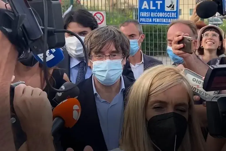 Carles Puigdemont esce dal carcere di Bancali (L'Unione Sarda - Calvi)