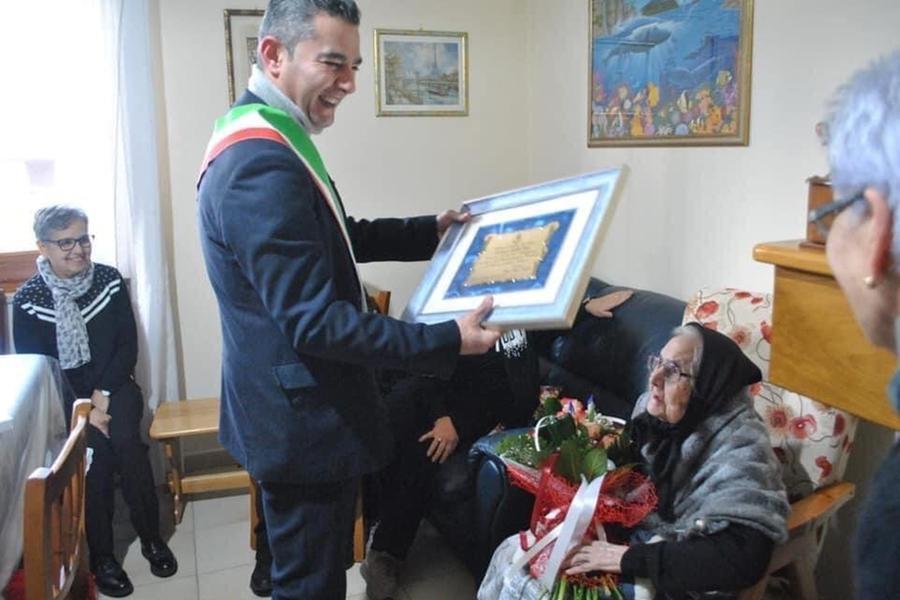 Il sindaco Puddu consegna la targa del Comune a Emilia Pani per i suoi cento anni (foto Serreli)