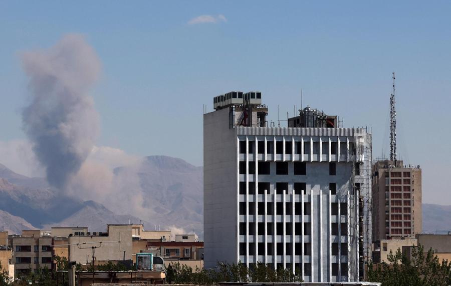 Iran, raid di Usa e Israele su ponti e ferrovie. Colpita anche l’isola di Kharg