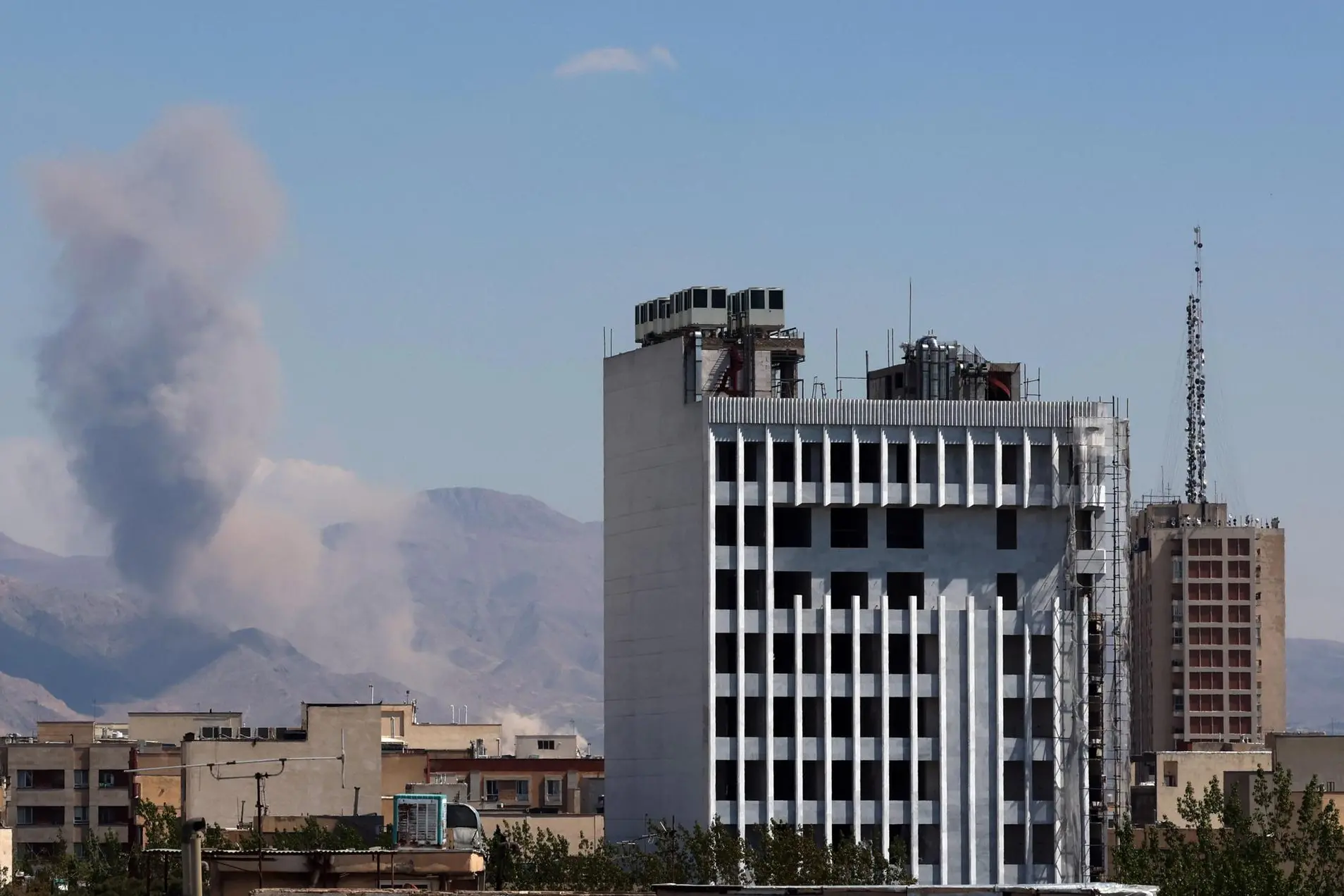 Fumo nero dopo un raid Usa-Israele a Teheran (Ansa-Epa)