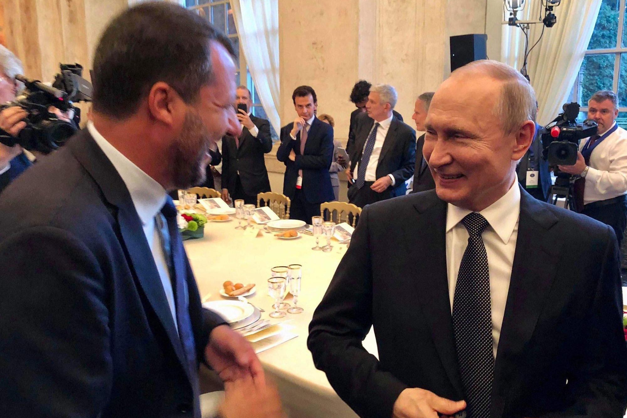 Il vicepremier e ministro dell'Interno, Matteo Salvini, con il presidente russo Vladimir Putin in una immagine pubblicata sul suo profilo Twitter, 04 luglio 2019. TWITTER MATTEO SALVINI +++ATTENZIONE LA FOTO NON PUO' ESSERE PUBBLICATA O RIPRODOTTA SENZA L'AUTORIZZAZIONE DELLA FONTE DI ORIGINE CUI SI RINVIA+++