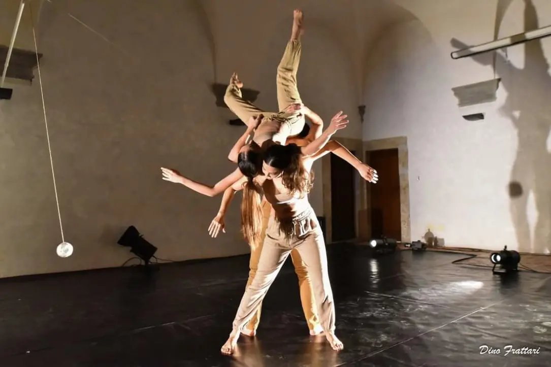 Una coreografia dello spettacolo &quot;Balancier&quot; (foto concessa)