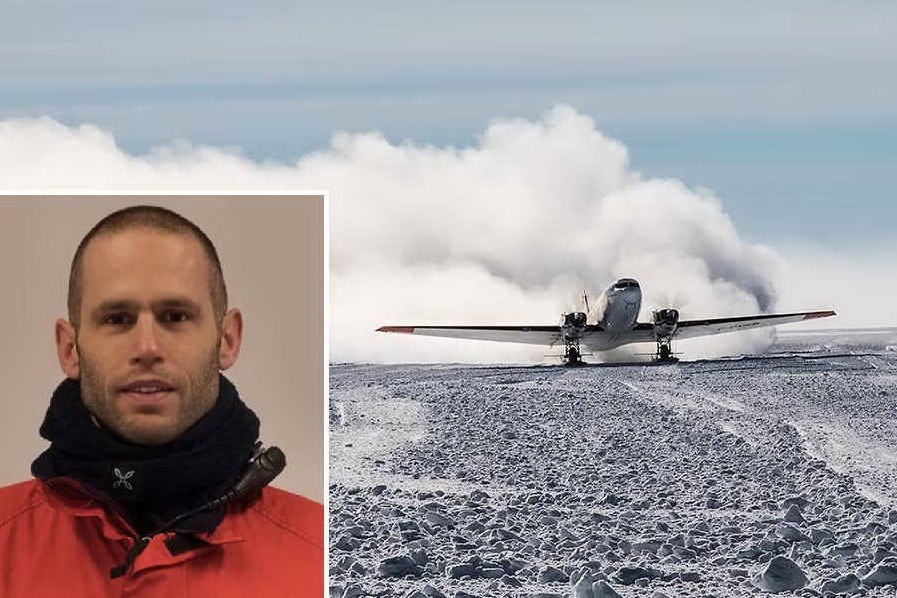 Marco Buttu e l'aereo arrivato in Antartide per recuperare le persone della missione (foto Facebook)