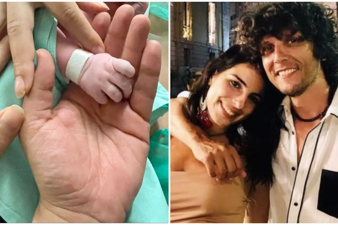 Ermal Meta e Chiara Sturdà, a sinistra la manina della nuova nata (foto da Instagram)