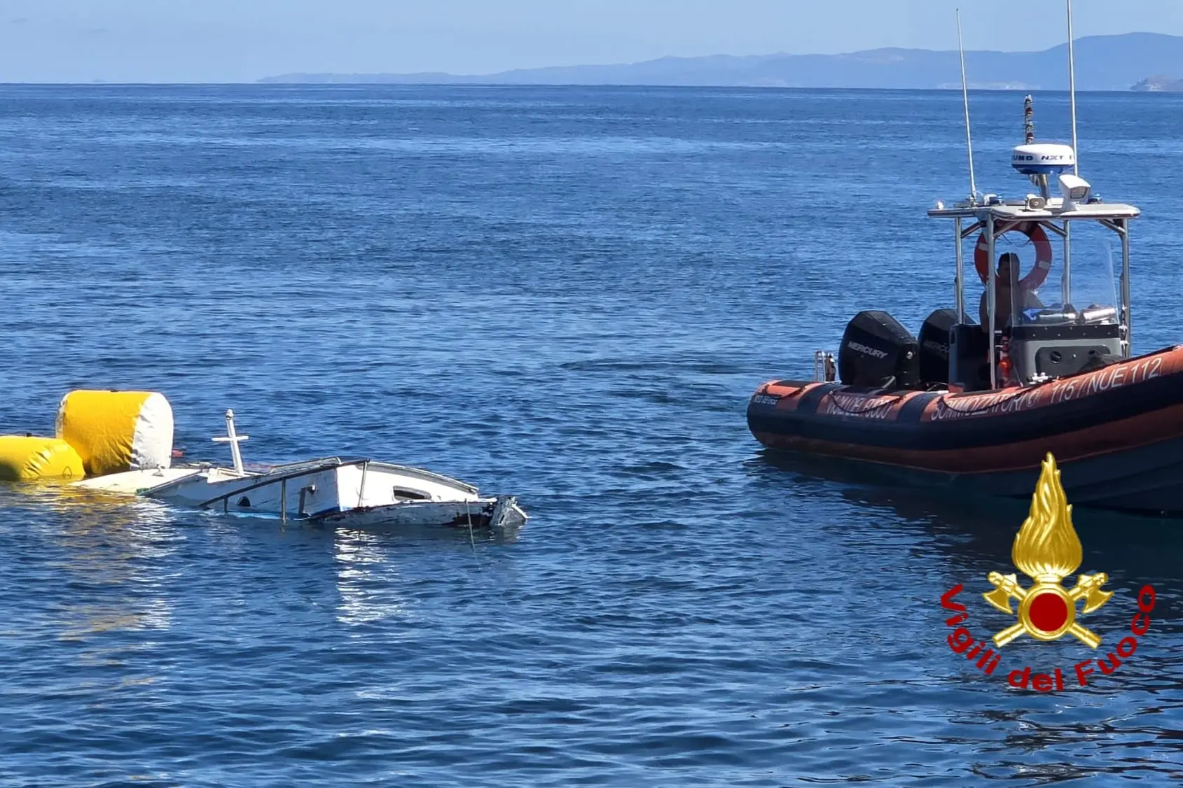 Barca affondata a Porto Torres