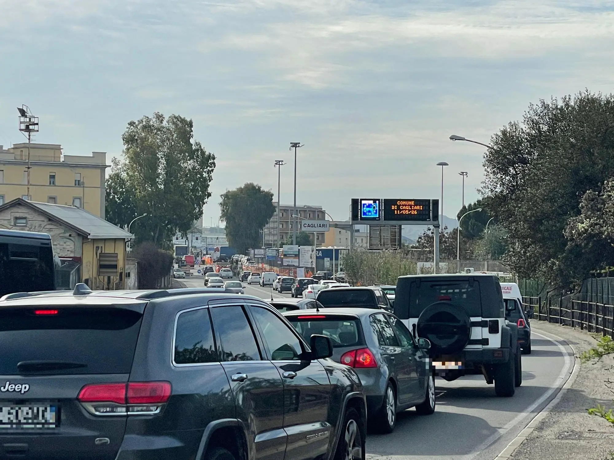 Traffico a Cagliari in via Riva di Ponente