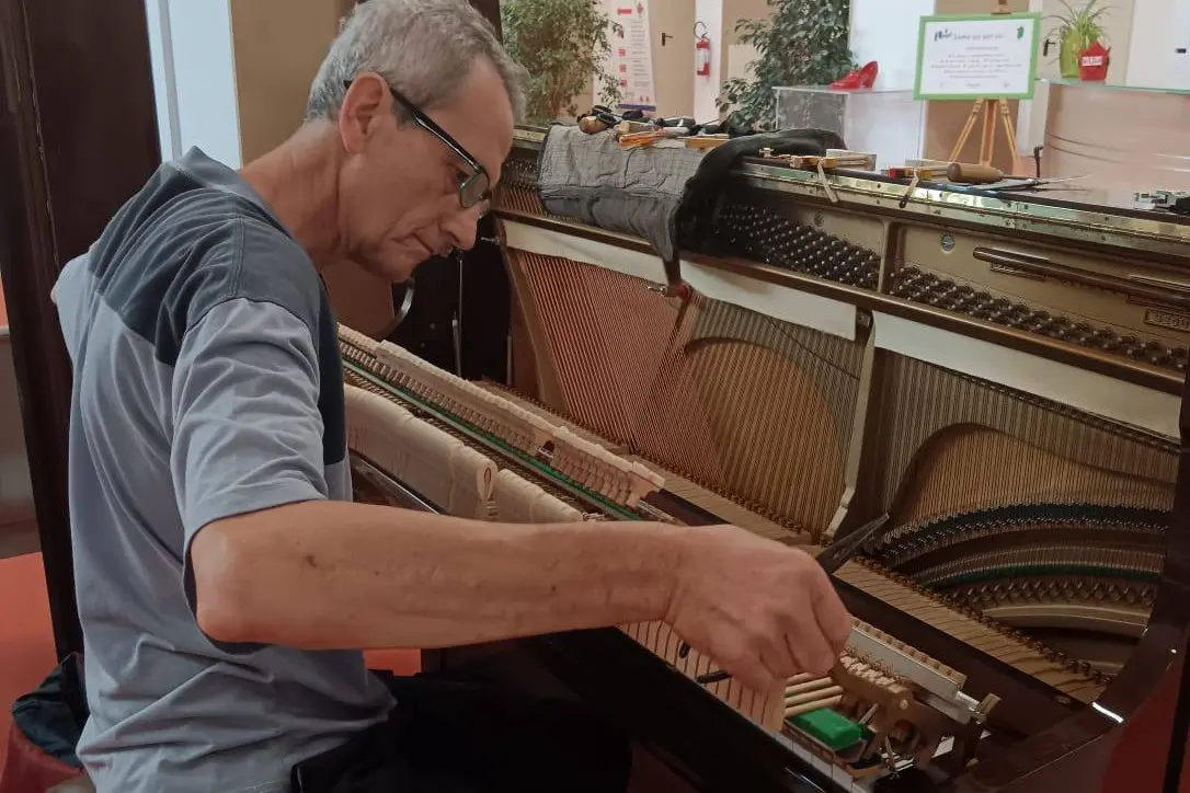 Marco Carreras aggiusta il pianoforte del Businco