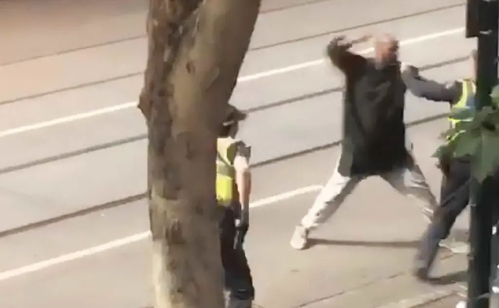 Un uomo ha accoltellato i passanti nella città australiana