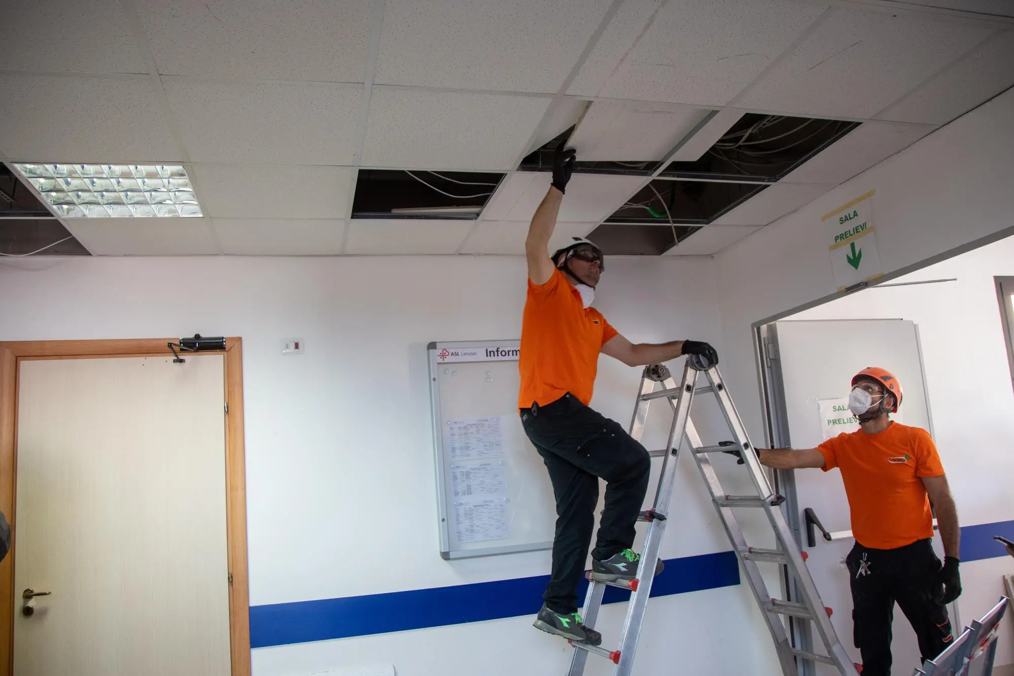 L' intervento dei Vigili del Fuoco al poliambulatorio dopo crollo controsoffitto