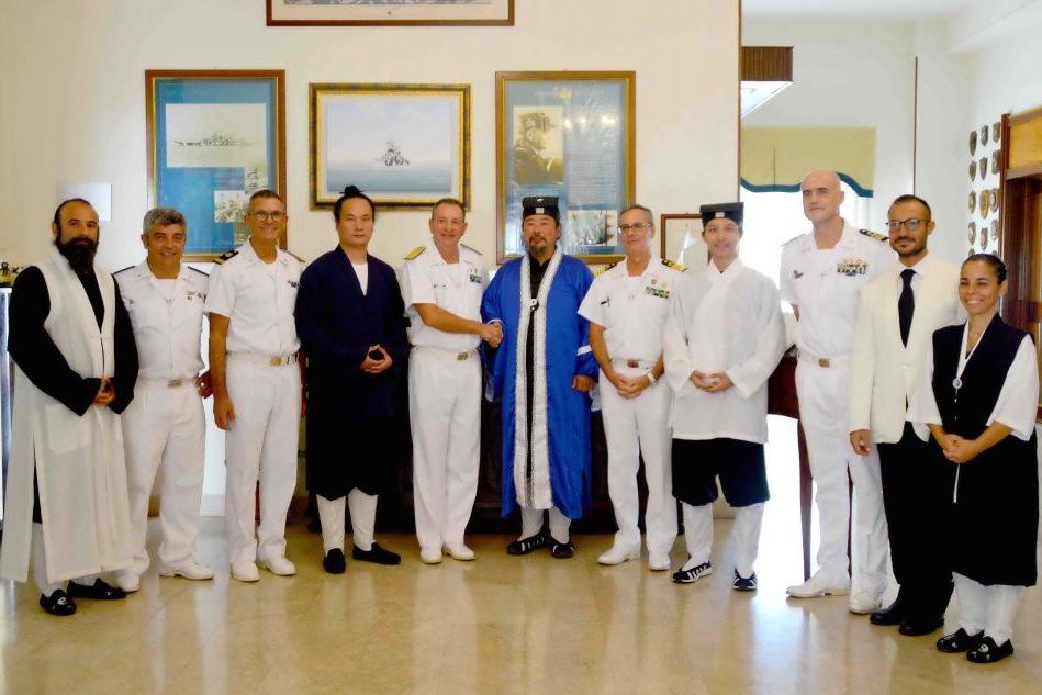 Delegazione di taoisti in visita alla sede della Marina militare di Cagliari