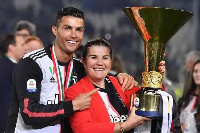 CR7 con la madre (Ansa)