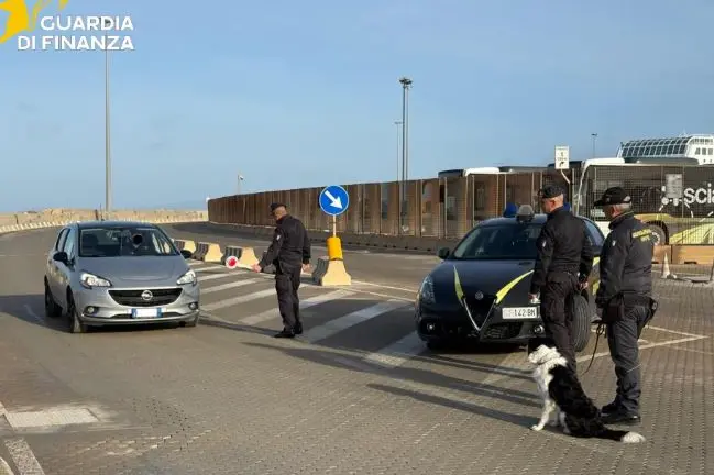 I militari nello scalo di Porto Torres (Foto Guardia di Finanza)