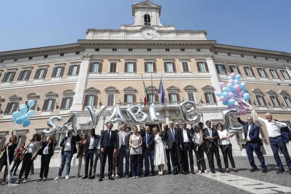 I deputati di Fratelli d'Italia festeggiano in piazza Montecitorio (foto Ansa)