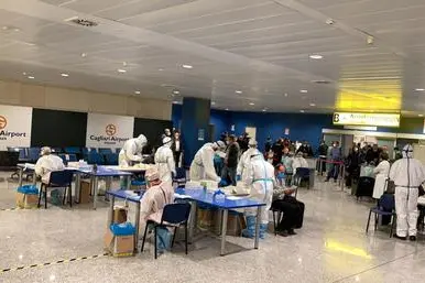 Postazioni all'aeroporto di Elmas (Ansa)