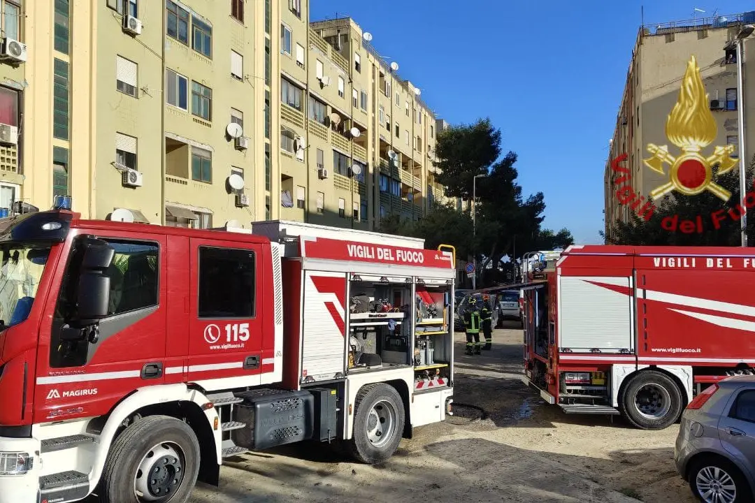 Incendio in via Castelli a Cagliari (foto Vigili del fuoco)