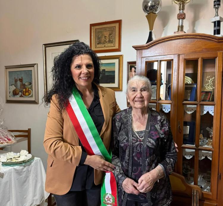 Castelsardo festeggia la centenaria Maria Tugulu: «Un tesoro di saggezza»