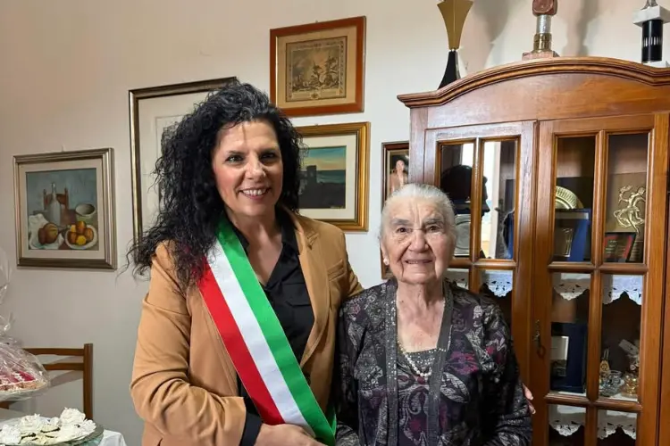 La sindaca Tirotto con Maria Tugulu (foto concessa)