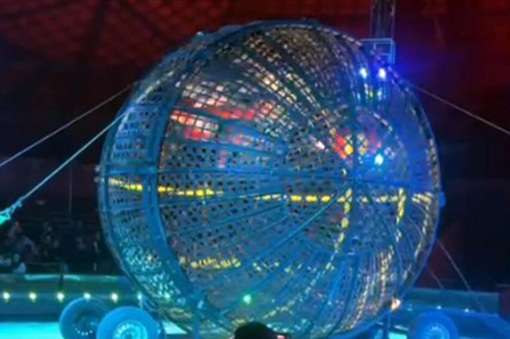 Il fermo immagine mostra un momento dello spettacolo acrobatico (via Ansa)